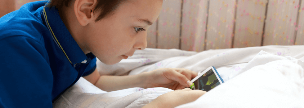 Enfant devant un écran de smartphone